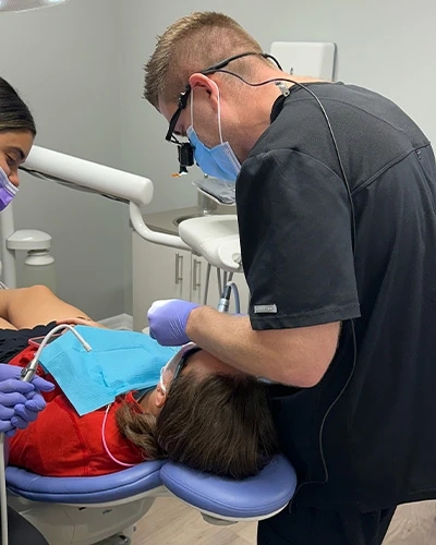 Dentist providing emergency dental care in Tampa, FL office